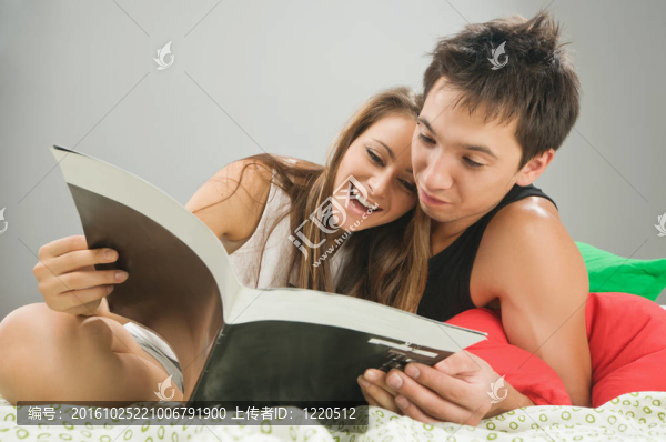 閱讀一本雜志的快樂的夫婦