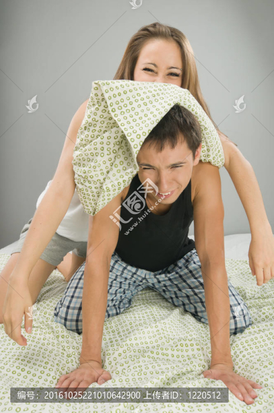 快樂的夫妻玩枕頭