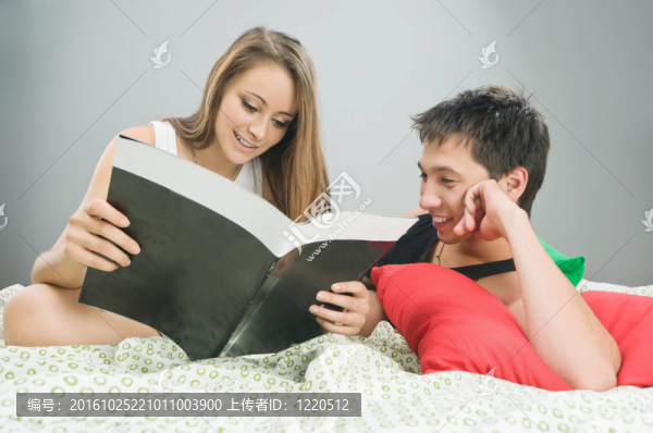 閱讀一本雜志的快樂的夫婦