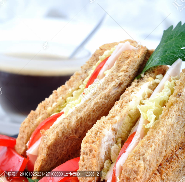 新鮮美味的經(jīng)典俱樂部三明治與咖啡