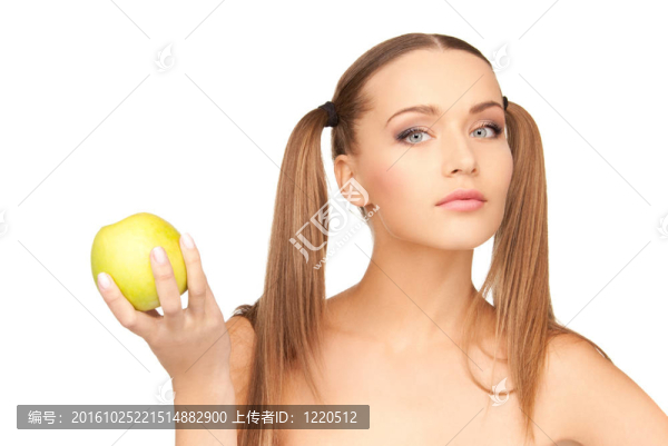 年輕美麗的女人和綠色的蘋果