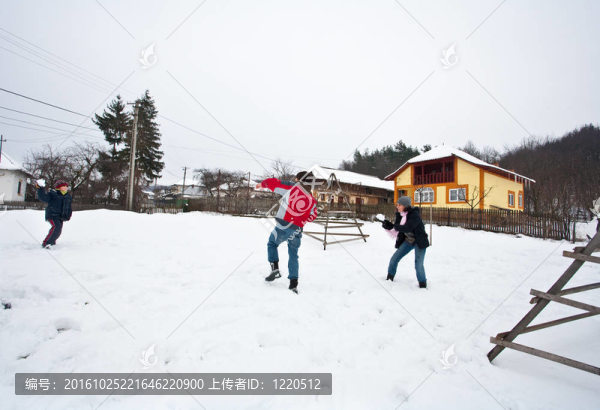 在雪中的家庭樂趣