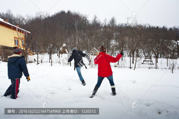 在雪中的家庭樂趣