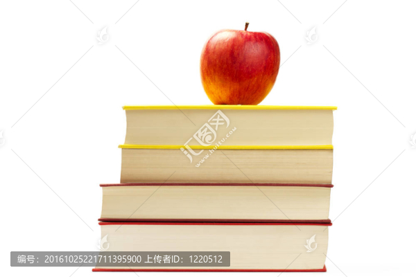 在白色背景上孤立的一些書(shū)上的紅蘋(píng)果