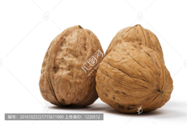 三核桃在白色背景的特寫(xiě)