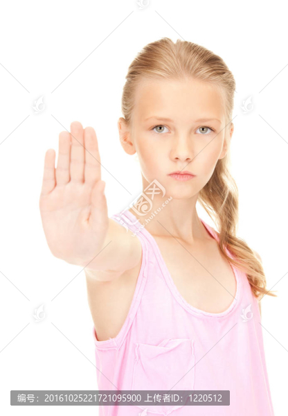 可愛的女孩顯示停止標(biāo)志