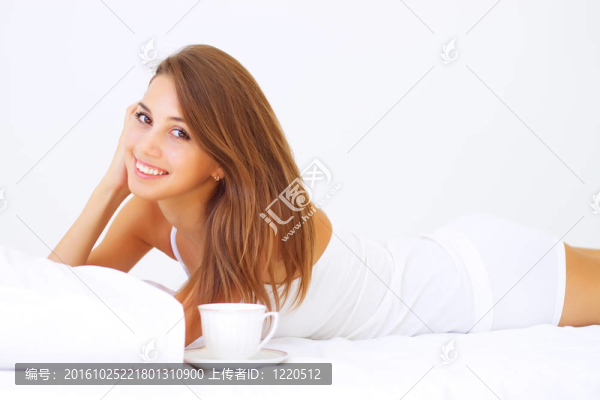 美麗的女孩躺在床上