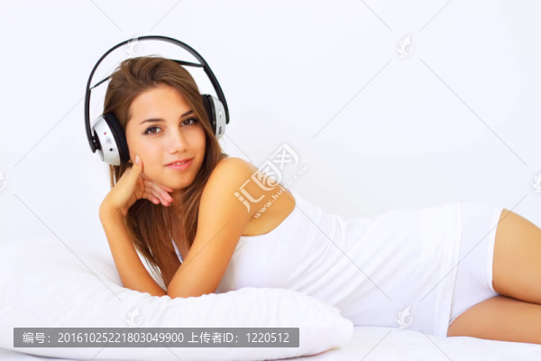 迷人的女孩聽音樂(lè)
