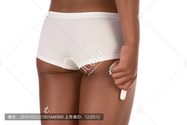 女子手持白色棉衛(wèi)生棉條