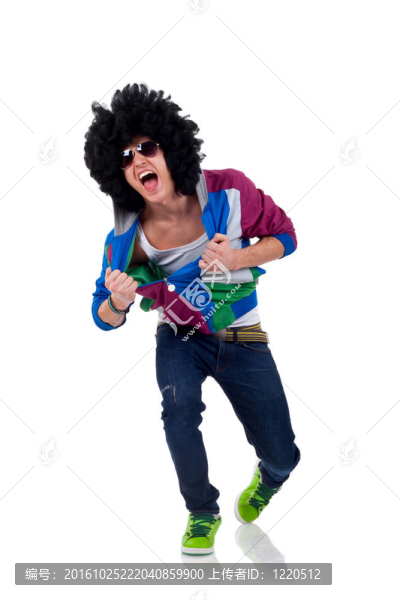 男子拉他的衣服