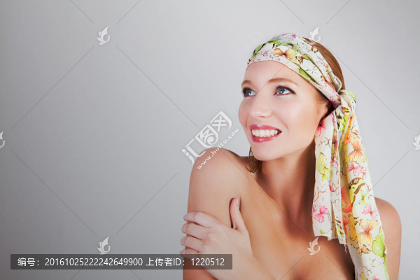 在一個(gè)豐富多彩的頭巾的美麗的女人