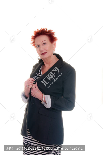 老紅頭發(fā)女人抱著翻領(lǐng)