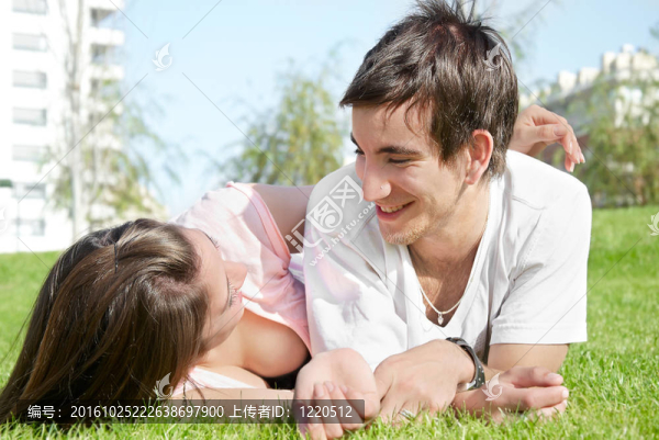 幸福的年輕夫婦