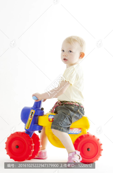 玩具摩托車上的小女孩