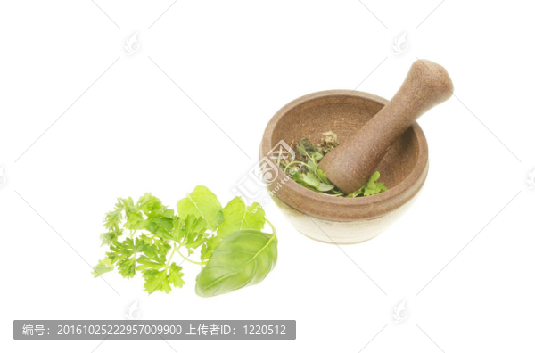 新鮮的香草和杵和臼
