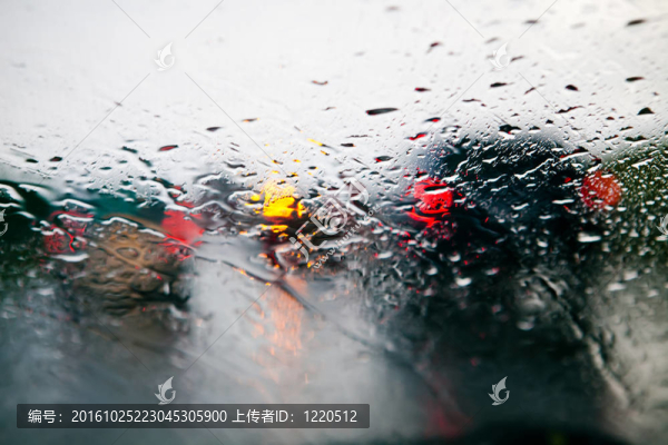 汽車擋風(fēng)玻璃在雨中堵車