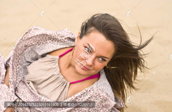 可愛迷人的女人在沙灘上微笑。夏天的肖像。模糊的背景。