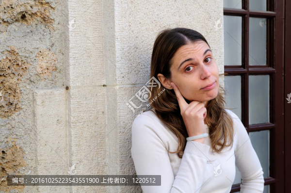 戶外肖像年輕女子