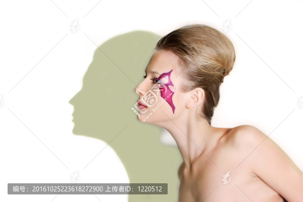 美麗的女孩和紫臉?biāo)囆g(shù)面貌擺在白
