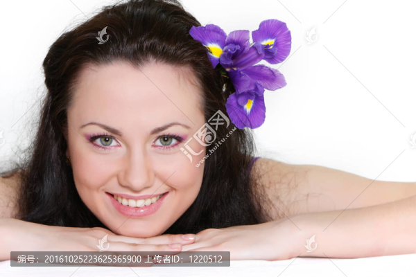 特寫照片吸引年輕女性與紫色花