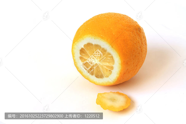 白色背景上的檸檬