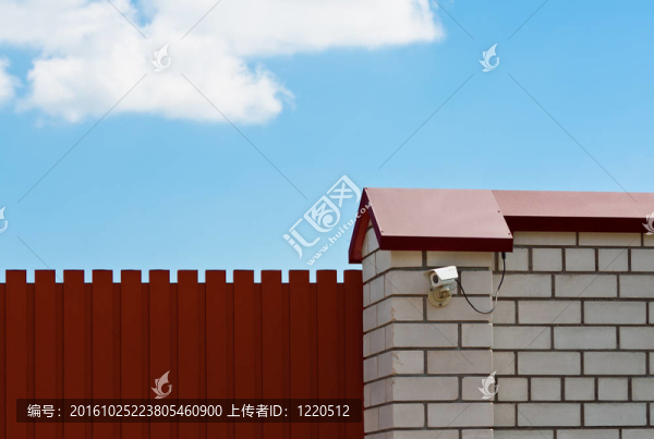 門上的監(jiān)控?cái)z像機(jī)