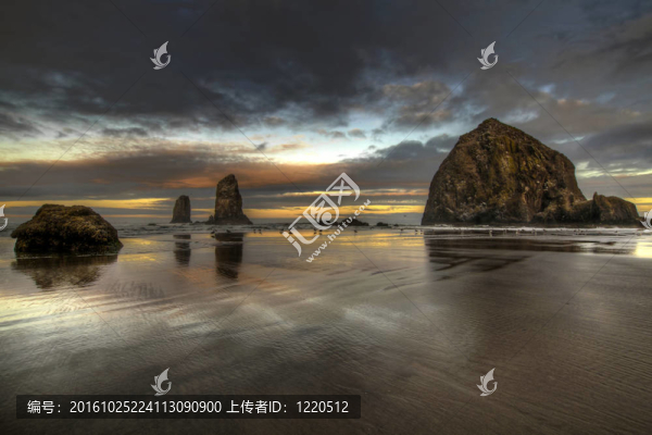 在巖石上草堆佳能海灘日出