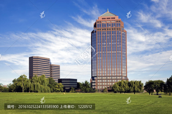 摩天樓前的高爾夫球場