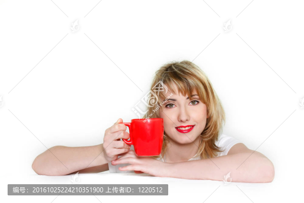 特寫鏡頭的年輕女孩與紅色的杯子冒充白色