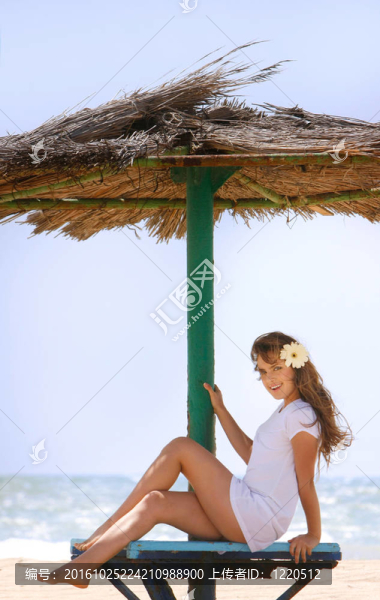 年輕美麗的女人在海灘上放松