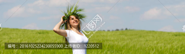 自然背景下的年輕快樂女孩
