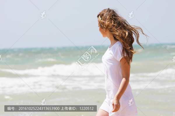 年輕快樂的女孩走在海上背景
