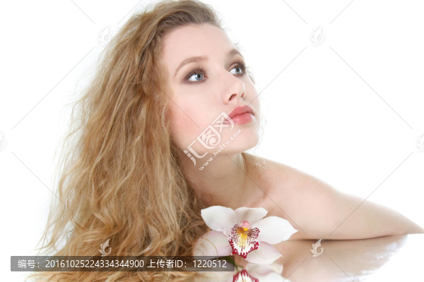 美麗的年輕女人冒充白人