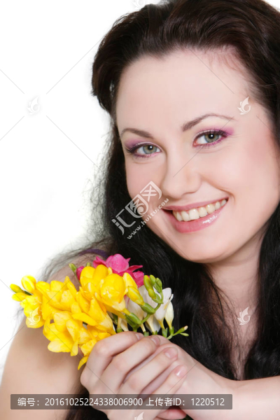 特寫照片的美麗女人與鮮花