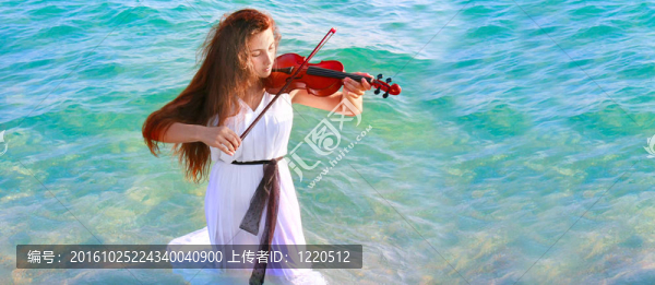 年輕美女在水中拉小提琴