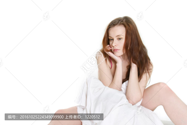 生氣的年輕女人在床上白