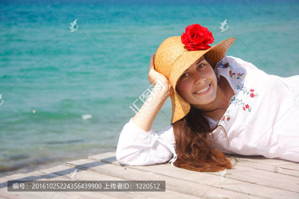 海背景的年輕快樂女孩