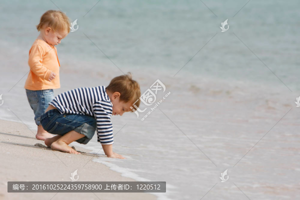 兩個(gè)孩子在海灘上