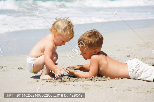 兩個(gè)孩子在海灘上玩