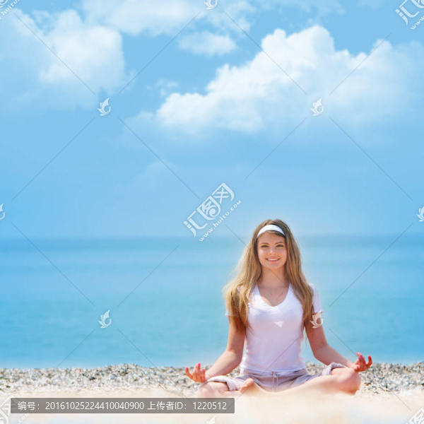 年輕美麗的女孩在海灘上沉思