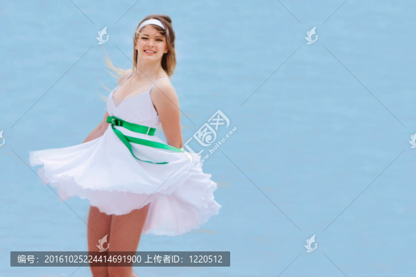 海背景的年輕快樂女孩