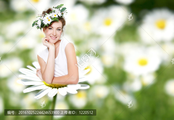 美麗的女人在菊花花