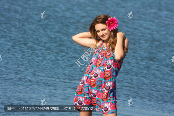 海面上的年輕美麗的女孩