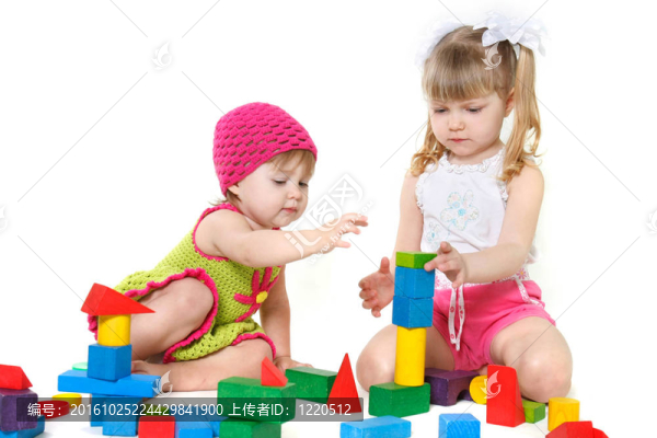 兩個可愛的女孩玩積木白色
