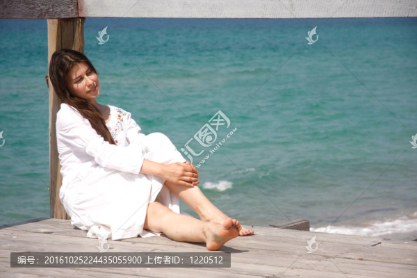 年輕美麗的女孩在海上放松