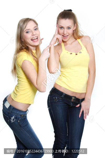 兩個年輕快樂的女孩過白色