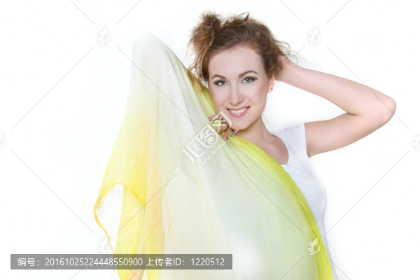 年輕快樂的女人帶著黃色的圍巾