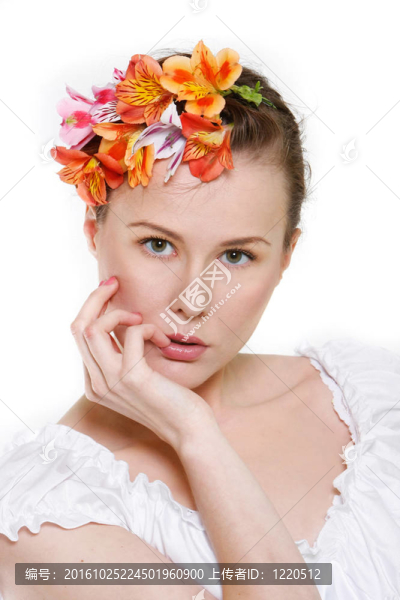 特寫的年輕美麗的女人超過白色