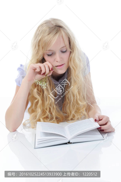年輕女孩閱讀書