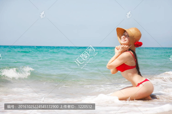 年輕快樂的女孩在比基尼海灘